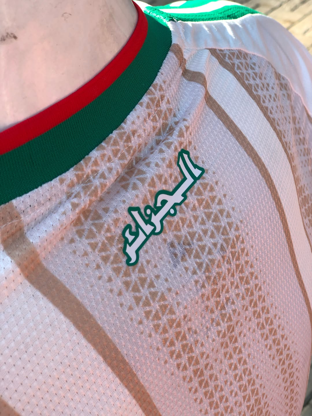 قميص المنتخب الجزائري بتصميم أنيق وجودة ممتازة
